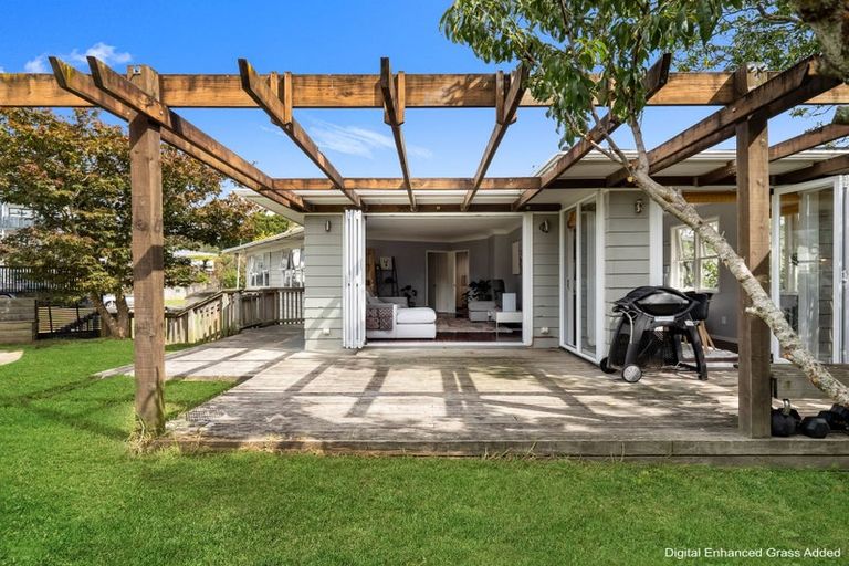 Photo of property in 10 Awaroa Road, Sunnyvale, Auckland, 0612