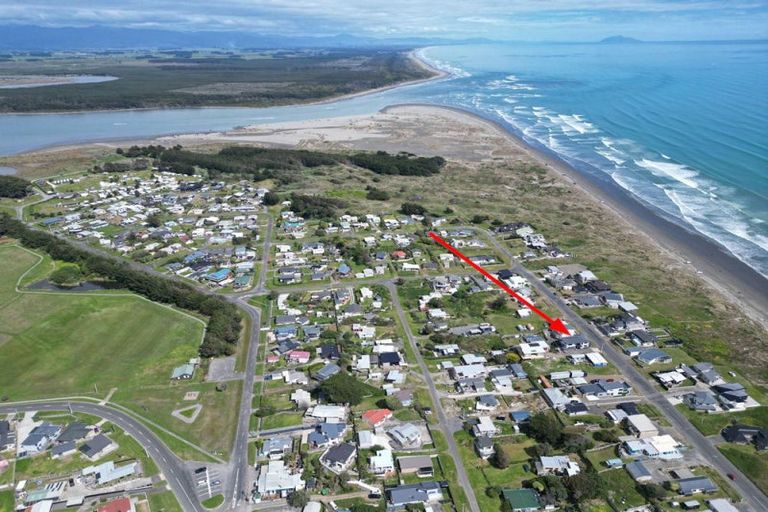 Photo of property in 17 Marine Parade South, Foxton Beach, Foxton, 4815