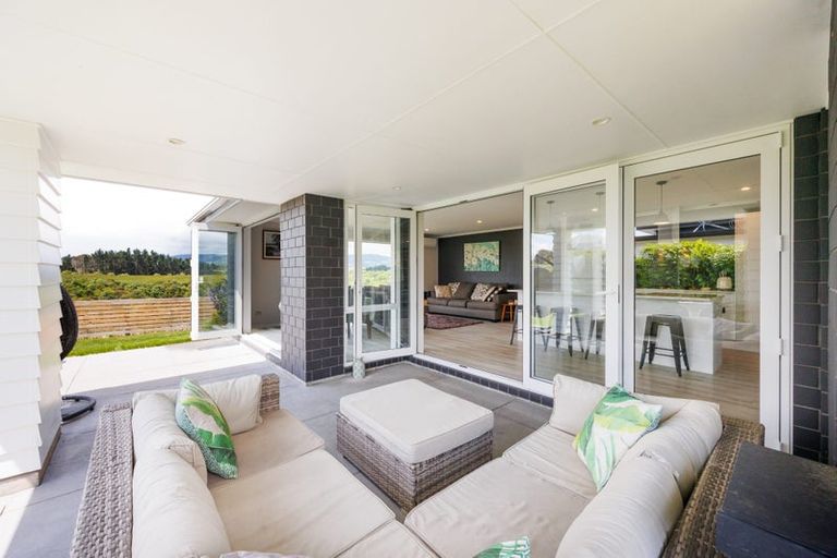 Photo of property in 132 Johnstone Drive, Fitzherbert, Palmerston North, 4410