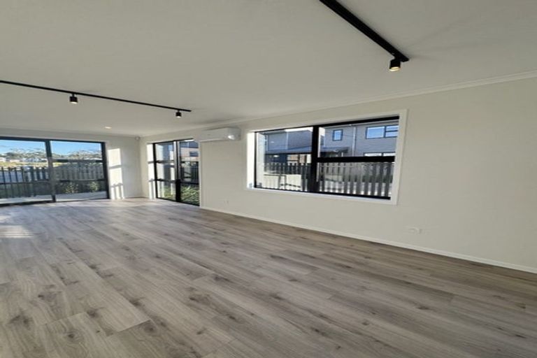 Photo of property in 8/666 Swanson Road, Swanson, Auckland, 0612