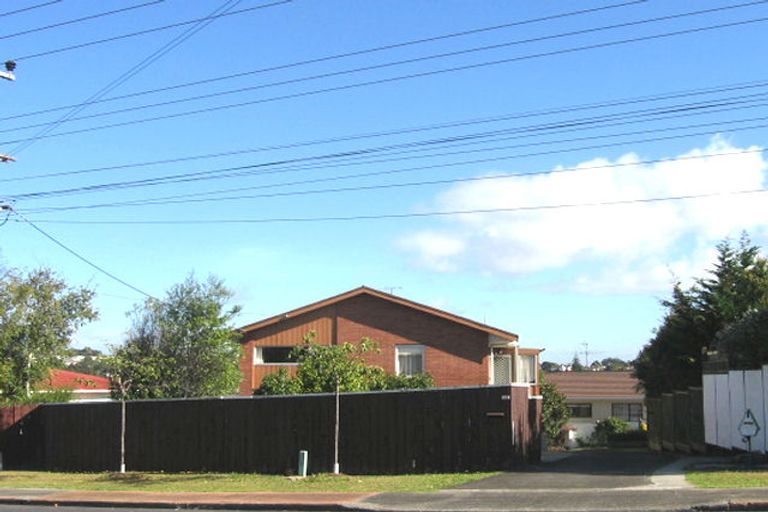 Photo of property in 2/82 Pupuke Road, Hillcrest, Auckland, 0627