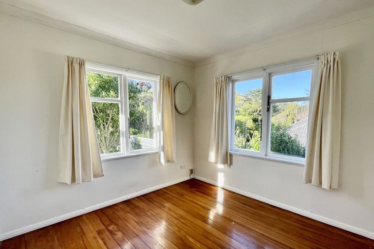 Photo of property in 9 Robert Street, Newlands, Wellington, 6037