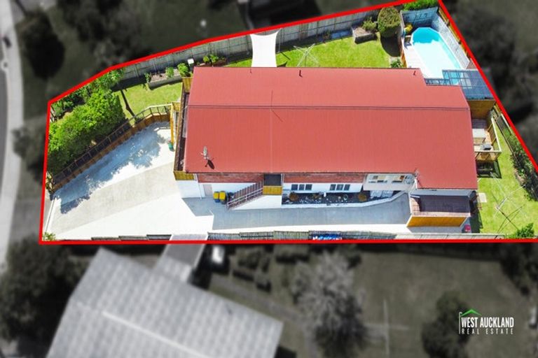 Photo of property in 24 Sherwood Avenue, Te Atatu South, Auckland, 0610