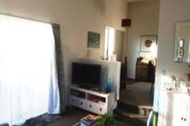 Photo of property in 9b Mackwood Place, Birkdale, Auckland, 0626