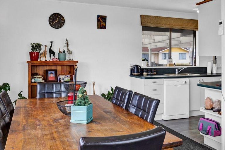 Photo of property in 13 Manuka Place, Hawera, 4610