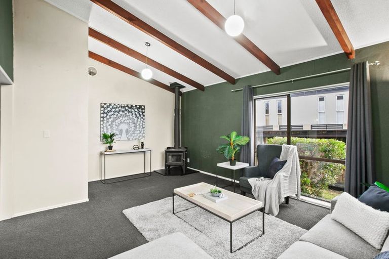 Photo of property in 25 Montana Place, Merrilands, New Plymouth, 4312
