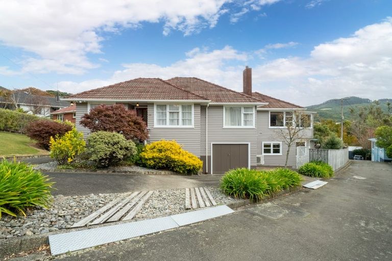 Photo of property in 64 Taylor Terrace, Tawa, Wellington, 5028