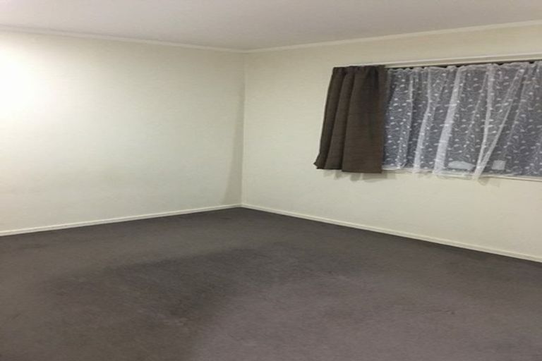 Photo of property in 17 Fernhaven Grove, Newlands, Wellington, 6037