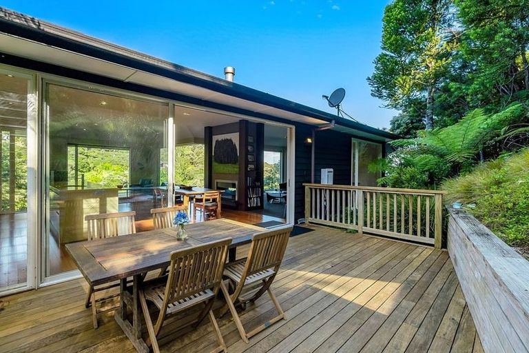 Photo of property in 9 Herrings Cove Place, Titirangi, Auckland, 0604