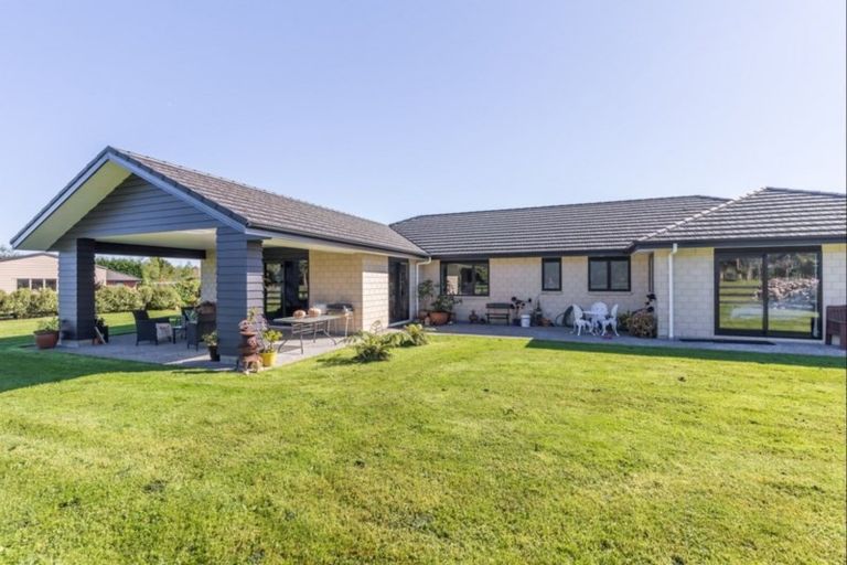 Photo of property in 398a Tararua Road, Levin, 5571