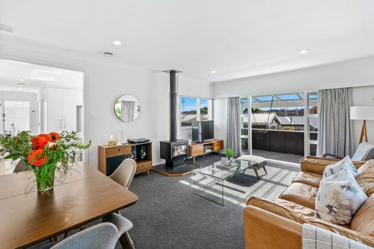 Photo of property in 37 Waimumu Road, Massey, Auckland, 0614