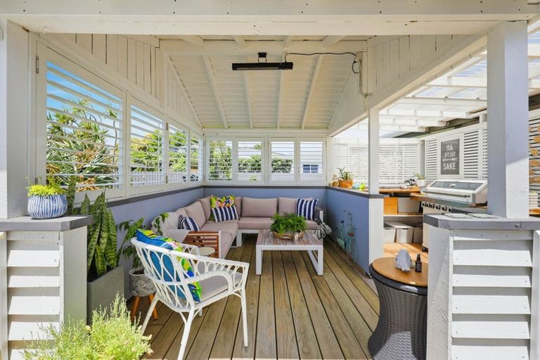 Photo of property in 6 Vela Place, Clarks Beach, 2122