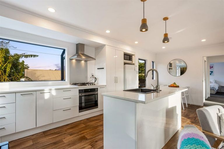 Photo of property in 5 Lowell Place, Massey, Auckland, 0614