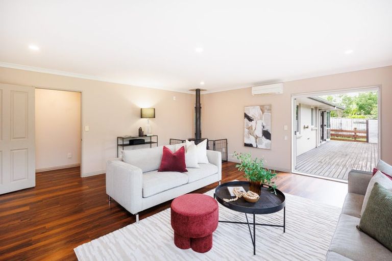 Photo of property in 27 Johnstone Drive, Fitzherbert, Palmerston North, 4410
