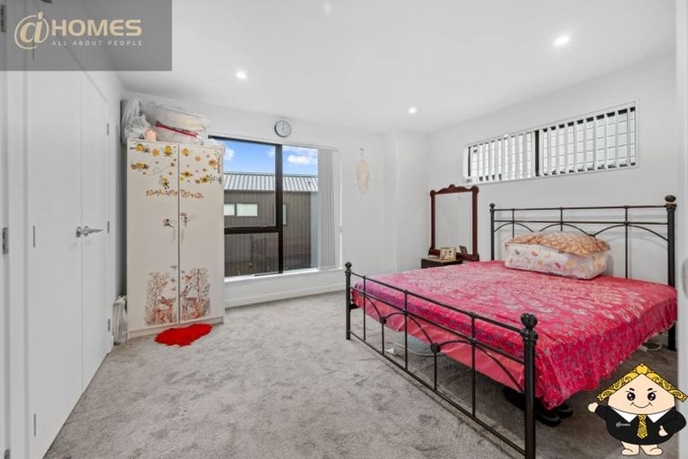 Photo of property in 5e Beach Road, Te Atatu Peninsula, Auckland, 0610
