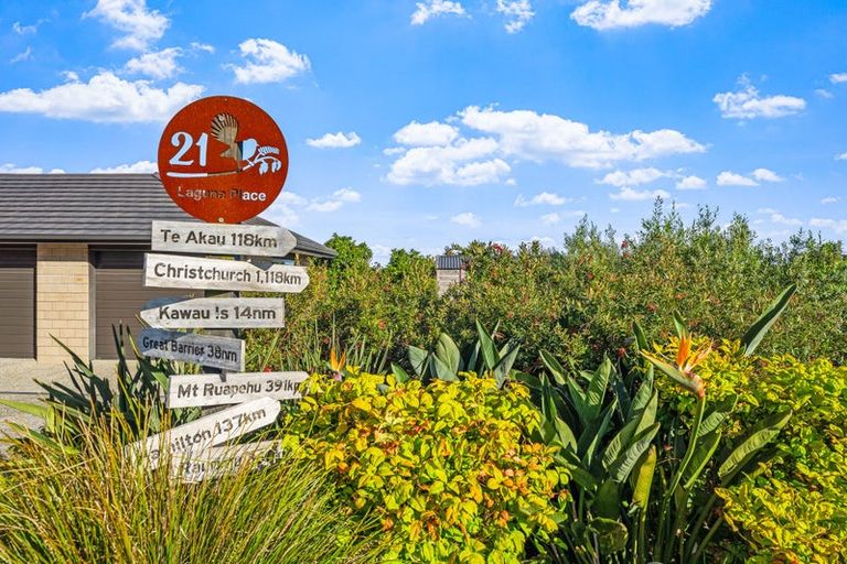 Photo of property in 21 Laguna Place, Matakatia, Whangaparaoa, 0930