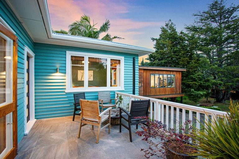 Photo of property in 18 Derwent Crescent, Titirangi, Auckland, 0604