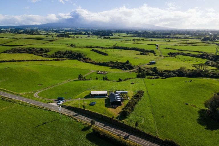 Photo of property in 237 Croydon Road, Midhirst, Stratford, 4394