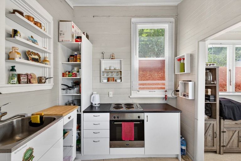 Photo of property in 10 Milton Road, Bluff Hill, Napier, 4110