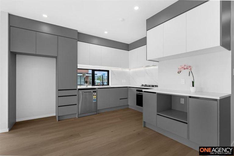 Photo of property in 18 Waimarie Drive, Karaka, 2578