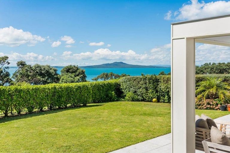 Photo of property in 35 View Road, Campbells Bay, Auckland, 0630
