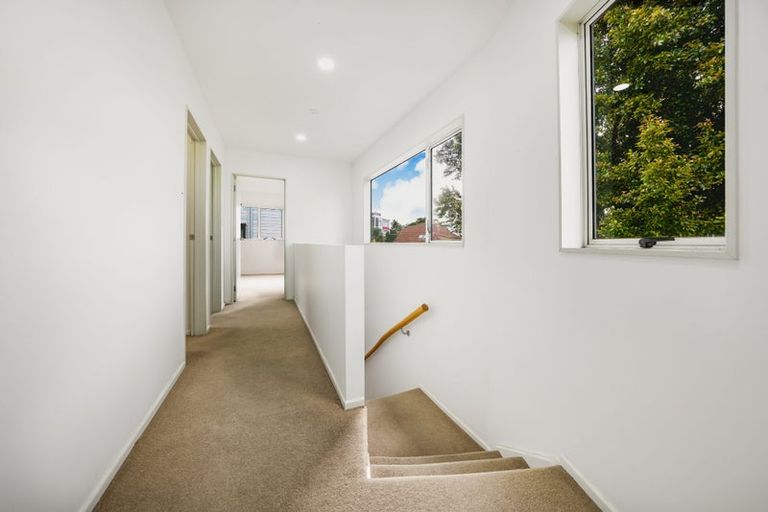 Photo of property in 1a Highgrove Lane, Totara Vale, Auckland, 0632