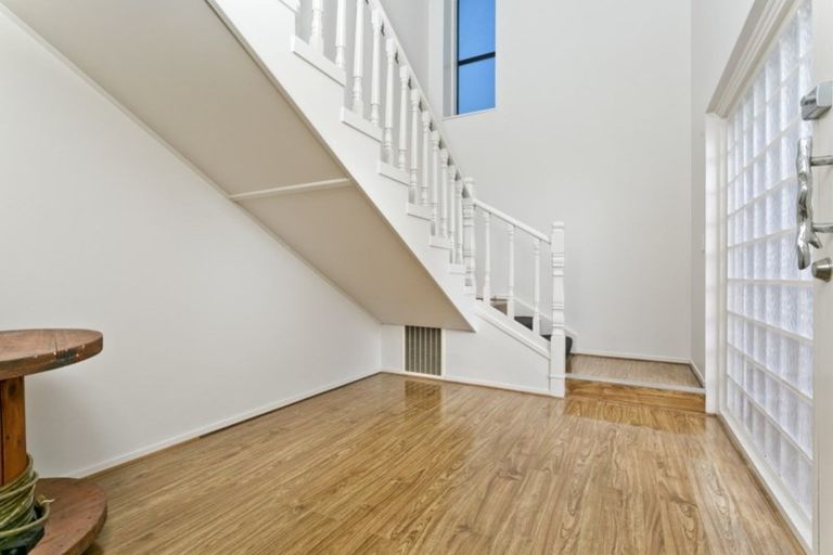 Photo of property in 2/14 Ridge Road, Waiake, Auckland, 0630