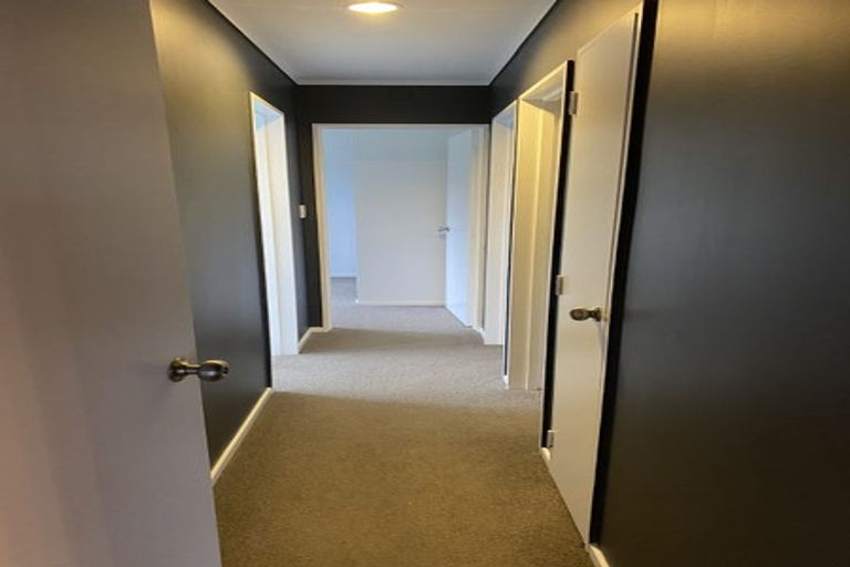 Photo of property in 35 Rhinevale Close, Henderson, Auckland, 0612