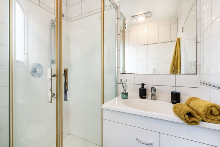 Photo of property in 2/16 Caribbean Drive, Unsworth Heights, Auckland, 0632