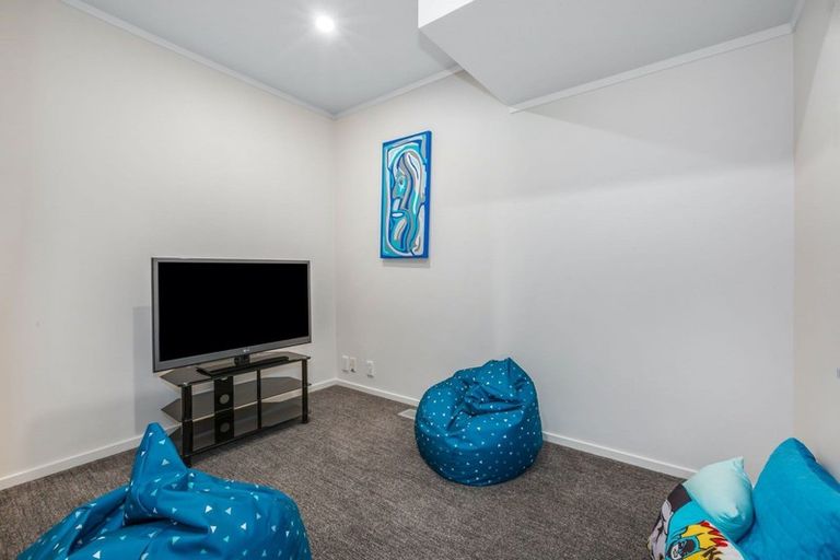 Photo of property in 22 Molyneux Close, Whitby, Porirua, 5024