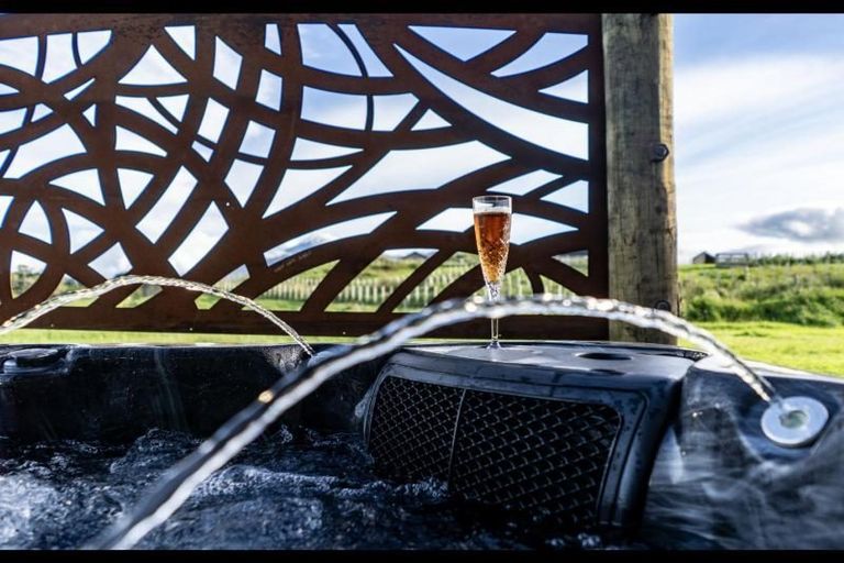 Photo of property in 5 Te Ara Karoiroa Road, Hurford, New Plymouth, 4374