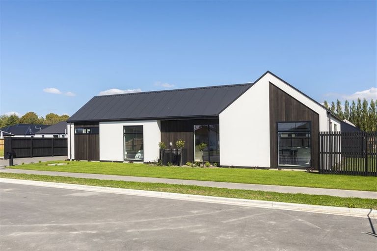 Photo of property in 28 Oakmill Drive, Casebrook, Christchurch, 8051