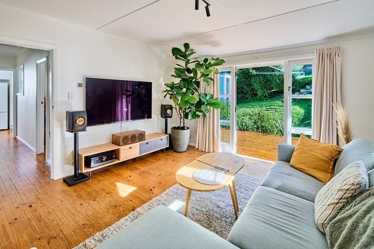 Photo of property in 15 Greer Crescent, Tawa, Wellington, 5028