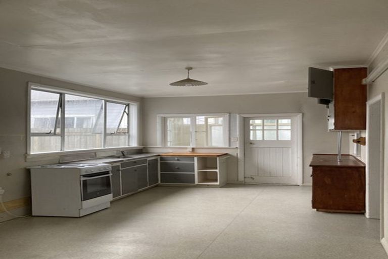 Photo of property in 11 Rua Street, Lyall Bay, Wellington, 6022