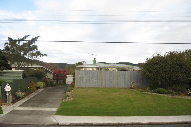 Photo of property in 11 Kaitawa Crescent, Paraparaumu, 5032