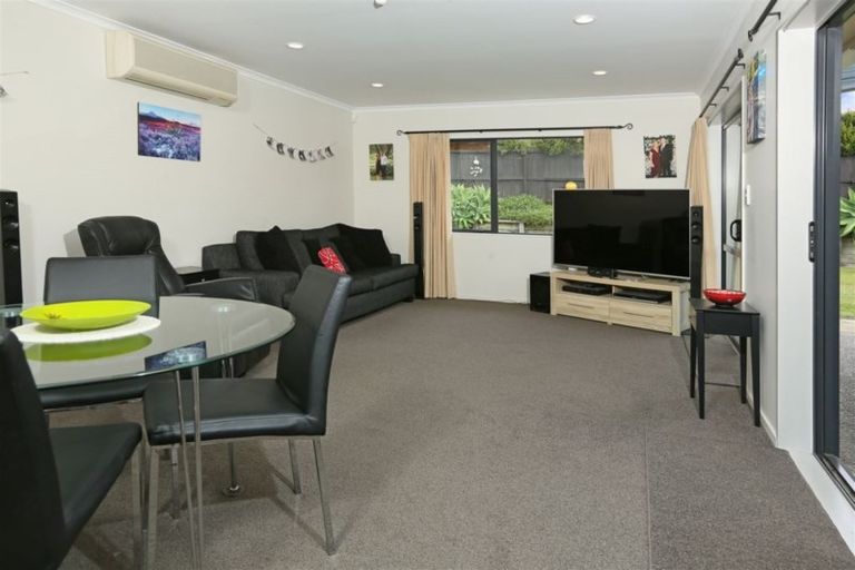 Photo of property in 17 Reybert Place, Massey, Auckland, 0614