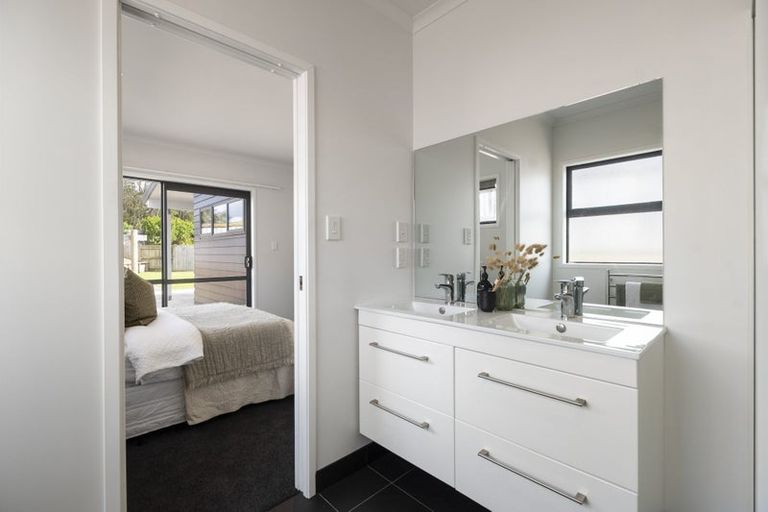 Photo of property in 11 Coutts Way, Fitzherbert, Palmerston North, 4410