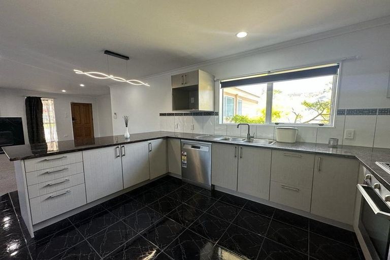 Photo of property in 15 Leo Street, Glen Eden, Auckland, 0602