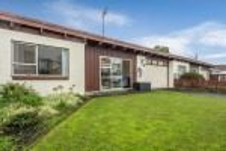 Photo of property in 1/2 Edwards Avenue, Henderson, Auckland, 0610