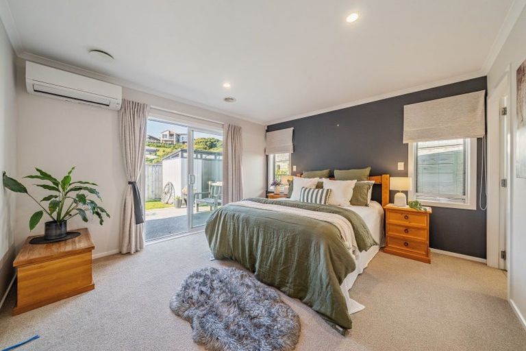 Photo of property in 17 Waitaria Terrace, Aotea, Porirua, 5024