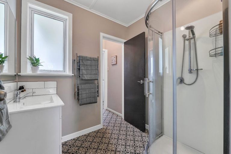 Photo of property in 33 Turakina Street, Merrilands, New Plymouth, 4312