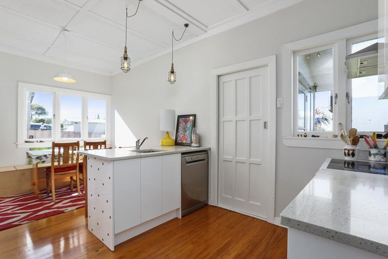 Photo of property in 4 Fruitvale Road, New Lynn, Auckland, 0600