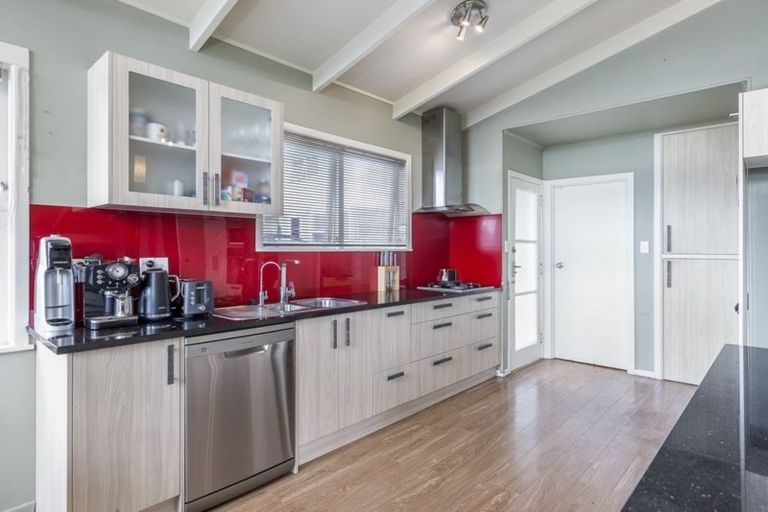 Photo of property in 50 Hogans Road, Glenfield, Auckland, 0629