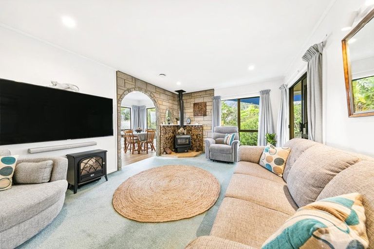 Photo of property in 22 Deverell Place, Northcross, Auckland, 0632