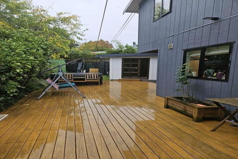Photo of property in 2/99 Konini Road, Titirangi, Auckland, 0604