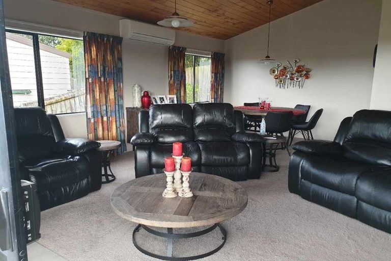 Photo of property in 2/10 Sevilla Place, Unsworth Heights, Auckland, 0632