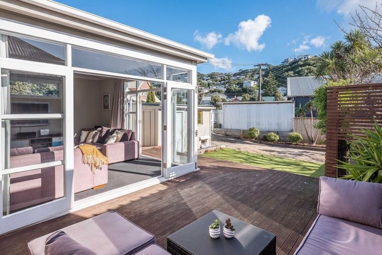 Photo of property in 90 Onepu Road, Lyall Bay, Wellington, 6022