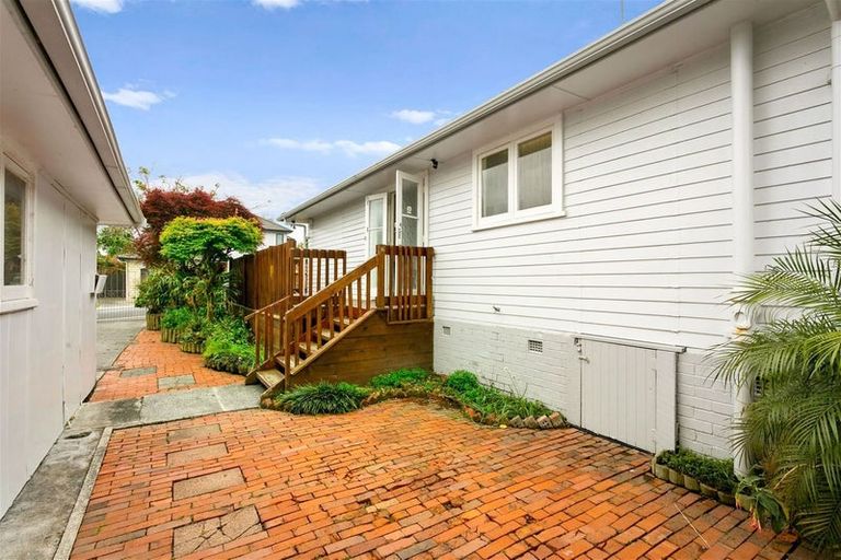 Photo of property in 17 Brookfield Road, Te Atatu Peninsula, Auckland, 0610