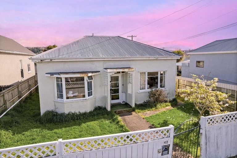 Photo of property in 42 Hargest Crescent, Saint Kilda, Dunedin, 9012