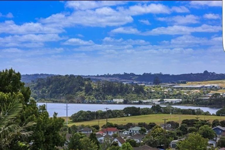 Photo of property in 2/142 Sunset Road, Unsworth Heights, Auckland, 0632